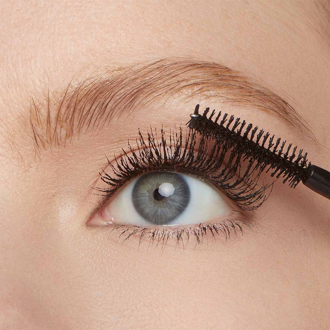 MNY Eye Mascara Colossal Bubble Macro Maggie App Very Black WSH Desktop 1300x1300