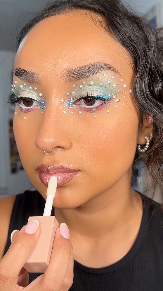 -/media/project/loreal/brand-sites/mny/master/dmi/tips-and-trends-2024/article-thumbnail/makeup-tips-article-thumbnail-mermaid-look.jpg?rev=-1